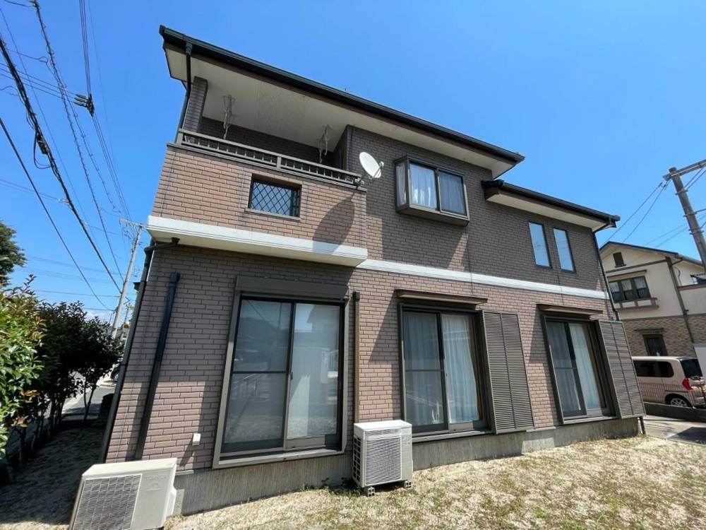 廿日市市T様邸 外壁塗装工事前の外観全体（茶系の外壁）