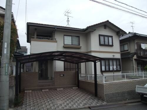 廿日市市四季が丘Y様邸 外壁・屋根塗装前の外観（グレーベージュ系の外壁とカーポートがある正面）