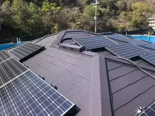 廿日市市阿品台Y様邸 塗装が完了した太陽光パネルのある屋根