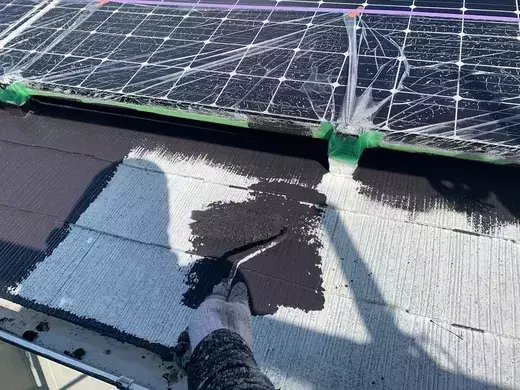 廿日市市阿品台Y様邸 太陽光パネル際の屋根の中塗り