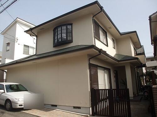 広島市東区牛田H様邸 外壁・屋根塗装後の外観（明るいベージュ系に塗り替えた2階建ての外壁と出窓）
